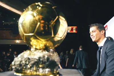 Ngôi đền của huyền thoại và... siêu thị bóng đá