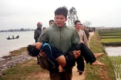 Chìm đò chở 78 người ở sông Gianh, tỉnh Quảng Bình. Báo SGGP tham gia hỗ trợ khẩn cấp. ảnh 3 Chìm đò chở 78 người ở sông Gianh, tỉnh Quảng Bình. Báo SGGP tham gia hỗ trợ khẩn cấp. ảnh 3