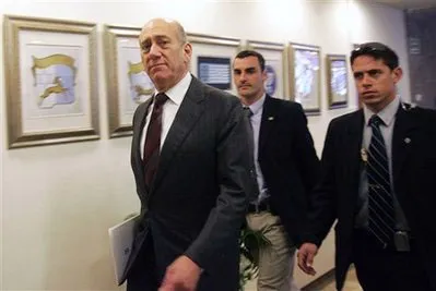 Thủ tướng Israel Ehud Olmert (trái) thề sẽ bảo vệ binh sĩ Israel khỏI bị truy tố tội ác chiến tranh Thủ tướng Israel Ehud Olmert (trái) thề sẽ bảo vệ binh sĩ Israel khỏI bị truy tố tội ác chiến tranh