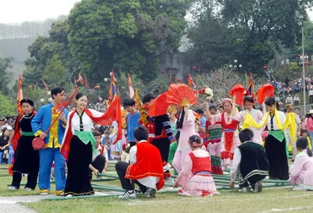 Múa sạp ở Đền Thượng (Lào Cai). Ảnh: Minh Điền Múa sạp ở Đền Thượng (Lào Cai). Ảnh: Minh Điền