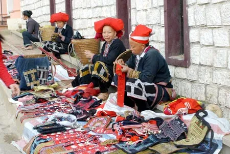 Bán thổ cẩm tại chợ Sa Pa (Lào Cai). Ảnh: Minh Điền Bán thổ cẩm tại chợ Sa Pa (Lào Cai). Ảnh: Minh Điền