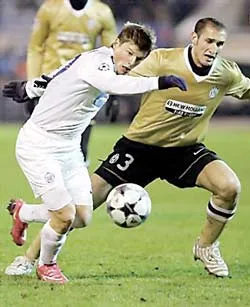 Arshavin hoàn tất thương vụ chuyển sang Arsenal