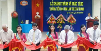 Sáng nay, tại Hậu Giang, Chủ tịch nước Nguyễn Minh Triết đánh trống khai trường Trường Tiểu học Him Lam