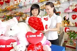 Sáng 13-2, thị trường ngày Valentine sôi động ảnh 3 Sáng 13-2, thị trường ngày Valentine sôi động ảnh 3