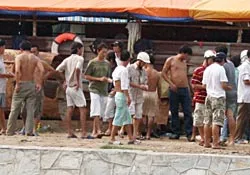 Trường gà giữa công trường