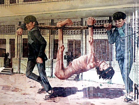 Lính Khmer Đỏ chuẩn bị giết 1 tù nhân. Lính Khmer Đỏ chuẩn bị giết 1 tù nhân.