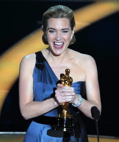 Diễn viên Kate Winslet lần đầu tiên cô nhận giải Oscar sau 6 lần được đề cử Diễn viên Kate Winslet lần đầu tiên cô nhận giải Oscar sau 6 lần được đề cử