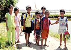 Người gieo chữ ở đầm Sam ảnh 2 Người gieo chữ ở đầm Sam ảnh 2