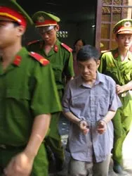 Chém em ruột, lãnh 12 năm tù