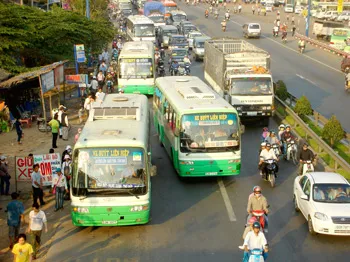 Tăng giá vé xe buýt có hợp lý?