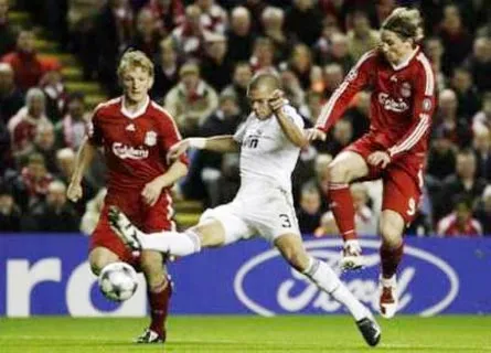 Trung vệ Pepe (áo trắng) không thể phá bóng do bị Torres (bìa phải) phạm lỗi khiến Real Madrid phải nhận bàn thua. Ảnh: AP.