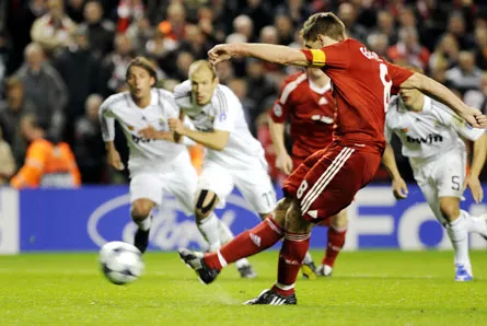 Tiền vệ Steven Gerrard sút thành công quả penalty nâng tỷ số lên 2 - 0 cho Liverpool.