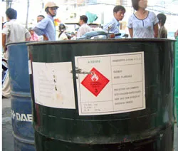 Nổ thùng phuy, 2 người bị thương