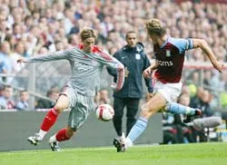 Trước trận Liverpool - Aston Villa: Giữ chặt niềm vui