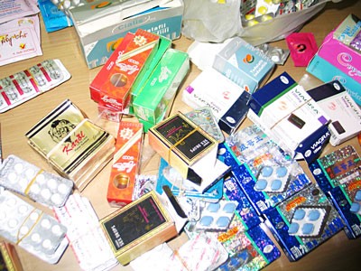 Sex toys and aphrodisiacs are captured in police’s raid to Hang Chieu Street, where is reputed as center of such illegal goods (photo: SGGP) Sex toys and aphrodisiacs are captured in police’s raid to Hang Chieu Street, where is reputed as center of such illegal goods (photo: SGGP)