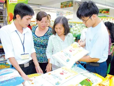 Gạo là một trong những mặt hàng mà doanh nghiệp nước ngoài không được phân phối trên thị trường VN. (Ảnh mua gạo tại Co.opmart). Ảnh: THÀNH TÂM Gạo là một trong những mặt hàng mà doanh nghiệp nước ngoài không được phân phối trên thị trường VN. (Ảnh mua gạo tại Co.opmart). Ảnh: THÀNH TÂM