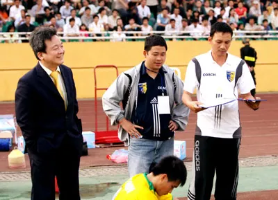 T&T Hà Nội cần được “bầu” Hiển (bìa trái) nhanh chóng ra tay ổn định nội tình. Ảnh: Hoàng Anh