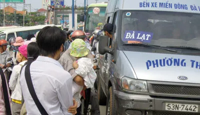 “Cháy vé” các tuyến xe về miền Tây