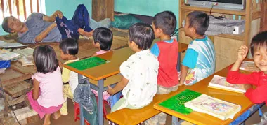 Dắt trẻ vào đời bằng đôi chân tật nguyền