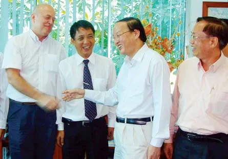 Đồng chí Tô Huy Rứa làm việc với Công ty Liên doanh Lotus và Công ty Tân Cảng Sài Gòn