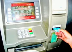 Rút tiền qua máy ATM-“Thượng đế” cần được bảo vệ