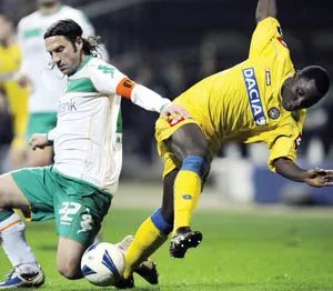 Tứ kết cúp UEFA sáng nay: Thắng lợi của chủ nhà ảnh 2