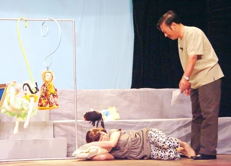 Hai nghệ sĩ trong ảnh này tên gì, tham gia tác phẩm nào, của tác giả, đạo diễn nào?