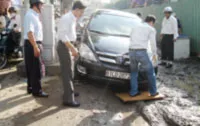 Sáng 23-4, TPHCM: Xe hơi dính bẫy vì “lô cốt” đào đường