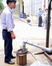 Từ tháng 9-2009, những doanh nghiệp khai thác nước ngầm để sản xuất sẽ bị cấm (Công nhân Công ty TNHH Việt Nam Paiho đang sử dụng nước ngầm). Từ tháng 9-2009, những doanh nghiệp khai thác nước ngầm để sản xuất sẽ bị cấm (Công nhân Công ty TNHH Việt Nam Paiho đang sử dụng nước ngầm).