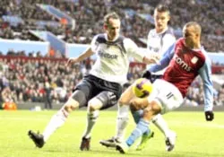 Hậu vệ Andy O’Brien (trái, Bolton) cản phá tiền đạo Gabriel Agbonlahor của Aston Villa.