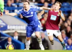 Tiền vệ Frank Lampard (trái, Chelsea) tranh bóng với Mark Noble (West Ham).