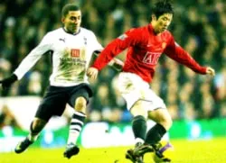 Trận lượt đi: tiền vệ Park Ji-sung của Man.United khống chế bóng trước Lennon của Tottenham.