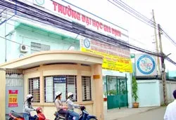 Cơ sở 1 của Trường ĐHTT CNTT Gia Định đang thuê trong khuôn viên của sân quần vợt. Ảnh: T.HÙNG Cơ sở 1 của Trường ĐHTT CNTT Gia Định đang thuê trong khuôn viên của sân quần vợt. Ảnh: T.HÙNG