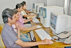 Sinh viên Trường ĐH Dân lập Văn Lang tra cứu tài liệu học tập trong thư viện điện tử. Ảnh: MAI HẢI Sinh viên Trường ĐH Dân lập Văn Lang tra cứu tài liệu học tập trong thư viện điện tử. Ảnh: MAI HẢI