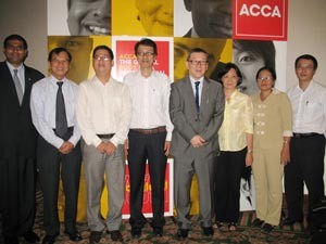 ACCA’s Tay Kay Luan (4th, L) with representatives of HCM City universities joining the ACCA Teach Network program at the May 6 launch (Photo: Tuong Thuy) ACCA’s Tay Kay Luan (4th, L) with representatives of HCM City universities joining the ACCA Teach Network program at the May 6 launch (Photo: Tuong Thuy)