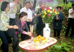 Deputy President Nguyen Thi Doan offers incense to pay tribute to souls of Viet Minh soldiers who were killed in the raid. Deputy President Nguyen Thi Doan offers incense to pay tribute to souls of Viet Minh soldiers who were killed in the raid.