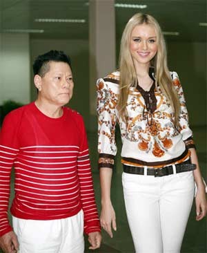 Miss World 2008, Ksenia Sukhinova, with RAAS CEO Hoang Kieu at Tan Son Nhat International Airport on May 29 Miss World 2008, Ksenia Sukhinova, with RAAS CEO Hoang Kieu at Tan Son Nhat International Airport on May 29