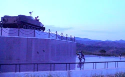 Xe tăng bị ta bắn cháy ở cứ điểm Làng Vây - Khe Sanh hiện được trưng bày tại thị trấn Khe Sanh. Ảnh: M.A. Xe tăng bị ta bắn cháy ở cứ điểm Làng Vây - Khe Sanh hiện được trưng bày tại thị trấn Khe Sanh. Ảnh: M.A.
