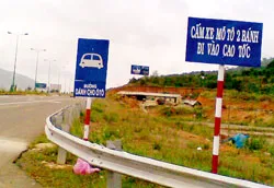 Sao cấm xe máy lưu thông trên đường cao tốc?