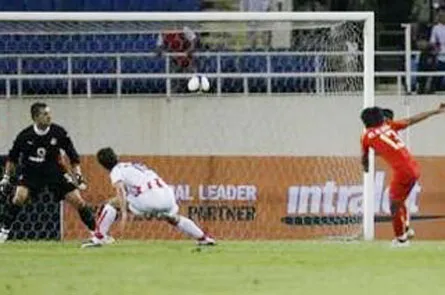 Tiền đạo Quang Hải (bìa phải) tung cú sút mang lại chiến thắng cho tuyển Việt Nam.