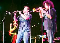 Sôi động nhóm nhạc Mỹ Ozomatli