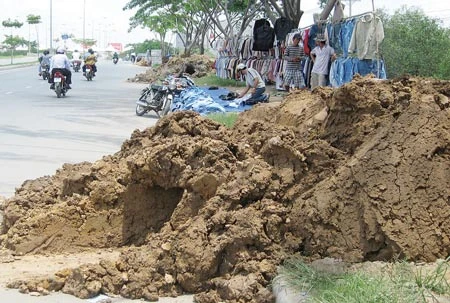 Bùn đổ lấn cả lòng đường (ảnh chụp trên đường Nguyễn Văn Linh thuộc phường Tân Phong, quận 7) Bùn đổ lấn cả lòng đường (ảnh chụp trên đường Nguyễn Văn Linh thuộc phường Tân Phong, quận 7)
