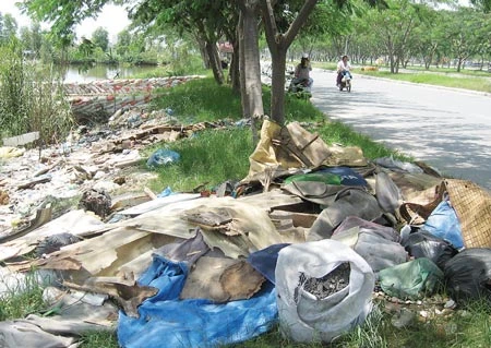 Bùn, rác… “tấn công” đại lộ Nguyễn Văn Linh