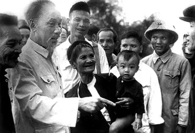 Bà con làng Sen, xã Kim Liên đón Chủ tịch Hồ Chí Minh về thăm lại quê nhà Bà con làng Sen, xã Kim Liên đón Chủ tịch Hồ Chí Minh về thăm lại quê nhà