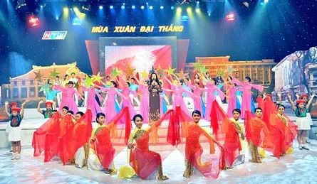 Các đoàn nghệ thuật trình diễn tiết mục “Đường tới đỉnh vinh quang” tại đầu cầu TPHCM. Ảnh: AN DUNG Các đoàn nghệ thuật trình diễn tiết mục “Đường tới đỉnh vinh quang” tại đầu cầu TPHCM. Ảnh: AN DUNG