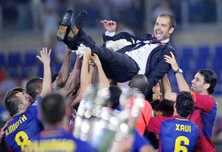HLV Pep Guardiola và các học trò sau trận đấu.