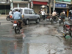 Water leaks from broken pipes in a street in HCMC (Photo: Vietnamnet) Water leaks from broken pipes in a street in HCMC (Photo: Vietnamnet)