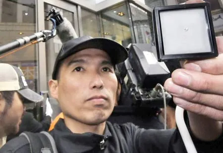 Một khách hàng giới thiệu viên kim cương 0,1 cara mà anh nhận được từ cửa hàng Mauboussin. Ảnh: AFP Một khách hàng giới thiệu viên kim cương 0,1 cara mà anh nhận được từ cửa hàng Mauboussin. Ảnh: AFP