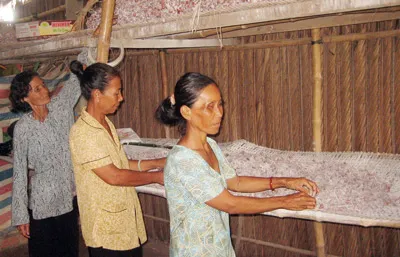 Trộn phấn củ hành. Ảnh: NHẬT NGÂN Trộn phấn củ hành. Ảnh: NHẬT NGÂN