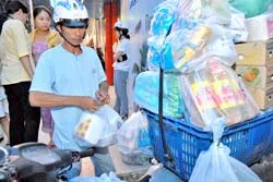 Sử dụng nhiều túi ni lông để gói hàng hóa sẽ không tốt cho môi trường. Ảnh: CAO THĂNG Sử dụng nhiều túi ni lông để gói hàng hóa sẽ không tốt cho môi trường. Ảnh: CAO THĂNG